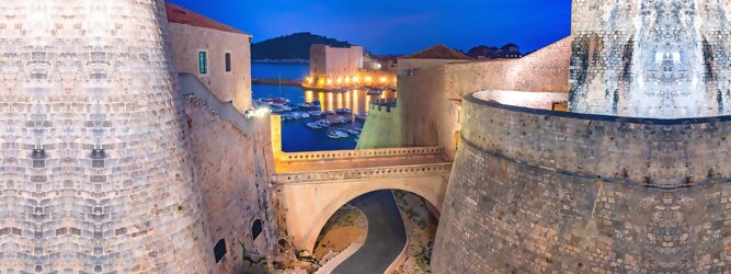 Trip Malta Stadt Urlaub - Dubrovnik - Einen Wahnsinns Panoramablick hat man von Dubrovniks Hausberg Srd. Empor geht’s ganz easy und entspannt, minutenschnell mit der Luftseilbahn. Für begeisterte GOT-Fans empfiehlt sich die speziell geführte Game-of-Thrones-Tour zu den bekanntesten Drehorten und Schauplätzen der erfolgreichen Kultserie, der Eiserne Thron ist auf der kleinen idyllischen Insel Lokrum zu bestaunen. Die beliebtesten Orte für Dubrovnik Ferien, locken mit besten Angebote für Hotels und Ferienunterkünfte mit Werbeaktionen, Rabatten, Sonderangebote für Dubrovnik Urlaub buchen. Reisedaten eingeben und Hotel Flug Mietwagen Attraktionen Taxis für eine Dubrovnik Reise flexibel buchen. Sollten sich die Pläne ändern, sind viele der Unterkünfte und Zimmer in Dubrovnik kostenfrei stornierbar.