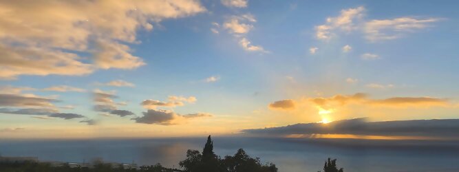 Insel Urlaub - La Palma macht ihrem Beinamen, die Schöne, alle Ehre. Das Kleinod im Atlantik erstrahlt in sattem Grün, verziert mit hübschen landestypischen Villen in den weit gestreuten Dörfern, eingerahmt von weichen Wellen des dunkelblauen atlantischen Ozeans, am Himmel ziehen malerische Formationen, bauschiger weißer Schäfchenwolken. Eine Bilderbuchidylle zum Verlieben. Die beliebtesten Orte für La Palma Ferien, locken mit besten Angebote für Hotels und Ferienunterkünfte mit Werbeaktionen, Rabatten, Sonderangebote für La Palma Urlaub buchen. Reisedaten eingeben und Hotel Flug Mietwagen Attraktionen Taxis für eine La Palma Reise flexibel buchen. Sollten sich die Pläne ändern, sind viele der Unterkünfte und Zimmer auf La Palma kostenfrei stornierbar.