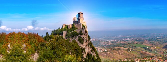 Trip Malta Urlaubsdestination - San Marino – Hol ihn dir – den heißbegehrten Einreise-Stempel von San Marino. Nimm deinen Reisepass, besuche die örtliche Tourismusbehörde, hier wird die kleine Trophäe in dein Reisedokument gestempelt, es sieht gut aus und ist eine supertolle Urlaubserinnerung. Dieses neue Trendy-Reiselust-Souvenir passt ausgezeichnet zu den anderen außergewöhnlichen Stempeln deiner vergangenen Reisen. San Marino ist ein sehr interessanter Zwergstaat, eine Enklave, vollständig von Italien umgeben, eine der ältesten bestehenden Republiken und eines der reichsten Länder der Welt. Die beliebtesten Orte für Ferien in San Marino, locken mit besten Angebote für Hotels und Ferienunterkünfte mit Werbeaktionen, Rabatten, Sonderangebote für San Marino Urlaub buchen.