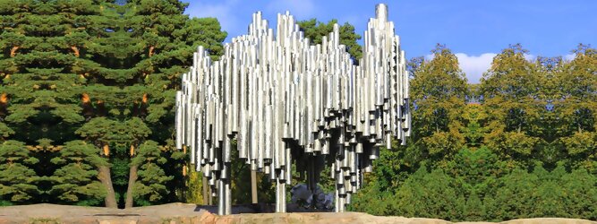 Reisetipps - Sibelius Monument in Helsinki, Finnland. Wie stilisierte Orgelpfeifen, verblüfft die abstrakt kühne Optik dieser Skulptur und symbolisiert das kreative künstlerische Musikschaffen des weltberühmten finnischen Komponisten Jean Sibelius. Das imposante Denkmal liegt in einem wunderschönen Park. Der als „Johann Julius Christian Sibelius“ geborene Jean Sibelius ist für die Finnen eine äußerst wichtige Person und gilt als Ikone der finnischen Musik. Die bekanntesten Werke des freischaffenden Komponisten sind Symphonie 1-7, Kullervo und Violinkonzert. Unzählige Besucher aus nah und fern kommen in den Park, um eines der meistfotografierten Denkmäler Finnlands zu sehen.